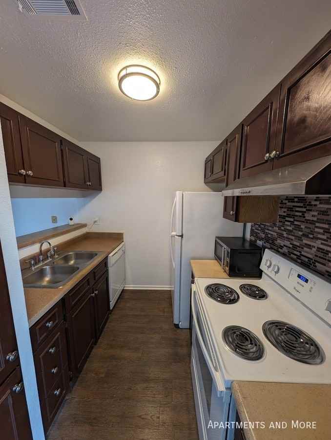 1606 Mill St #B - Photo 3 of 19