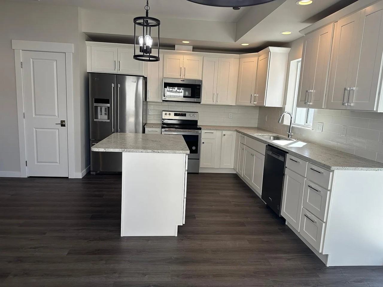 910 Poplar Ave #B4 - Photo 6 of 18