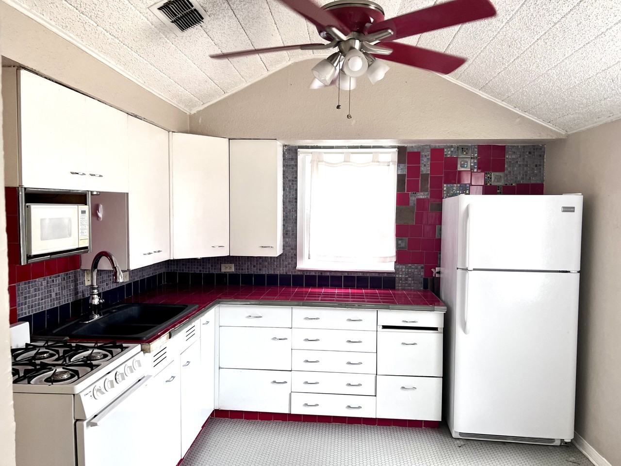 4915 19th St - Photo 2 of 9