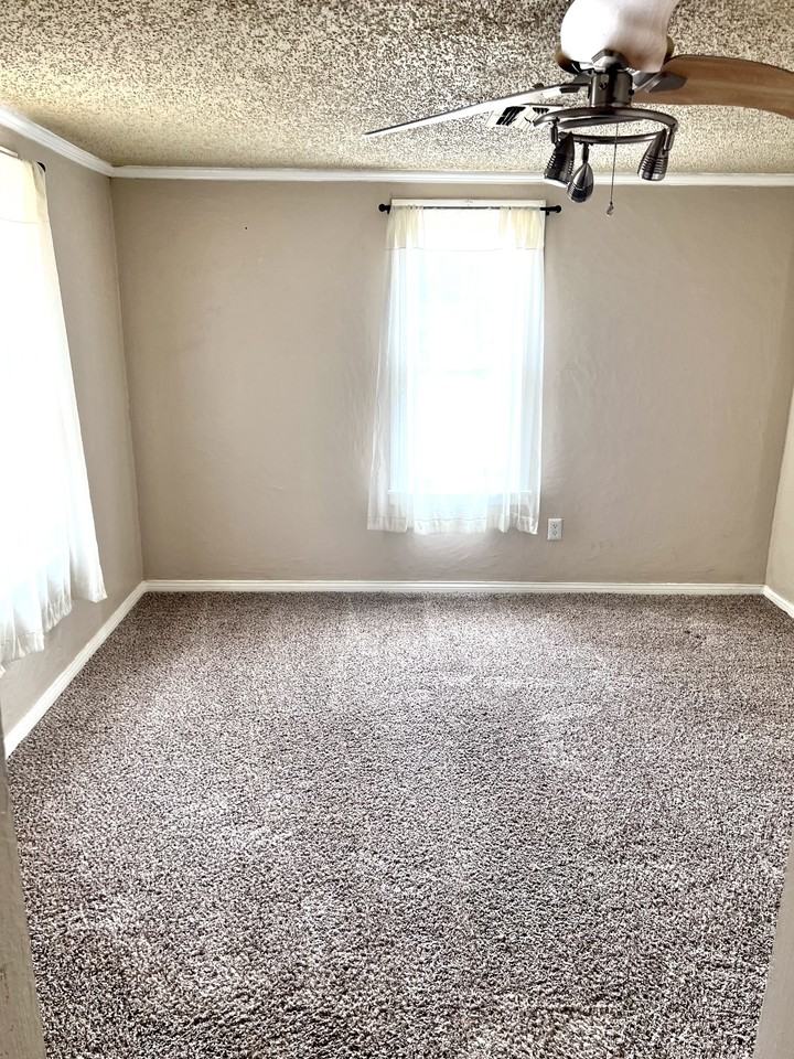 4915 19th St - Photo 6 of 9