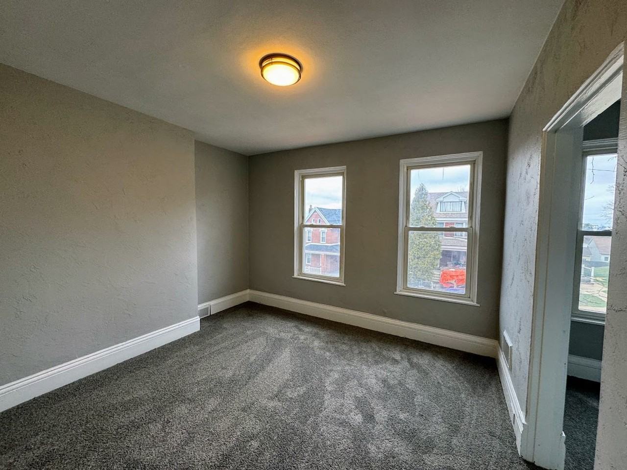 320 Orchard Pl - Photo 4 of 12