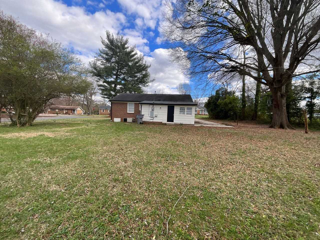 1013 Comstock Dr - Photo 2 of 19