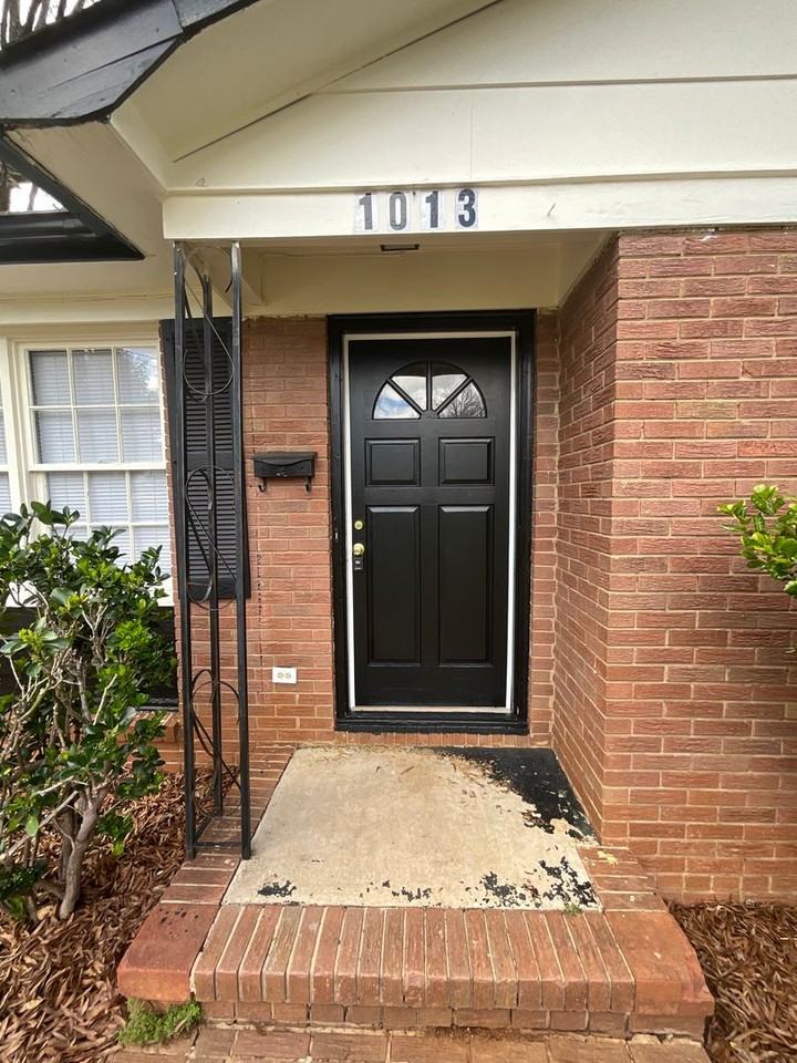 1013 Comstock Dr - Photo 3 of 19