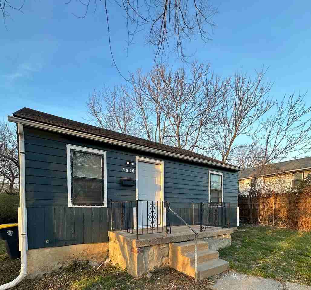 3816 E 68th Ter - Photo 2 of 9