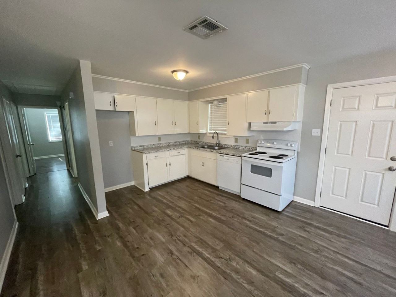 4604 Donnie Ave - Photo 4 of 10