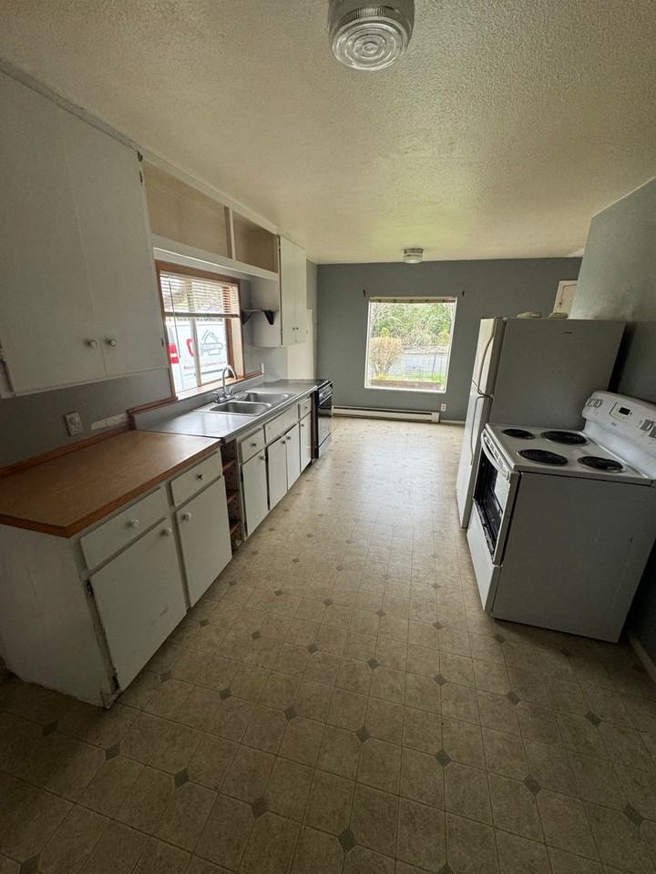 216 12th St - Photo 2 of 4