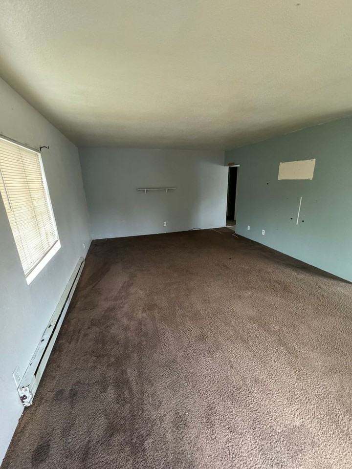 216 12th St - Photo 4 of 4