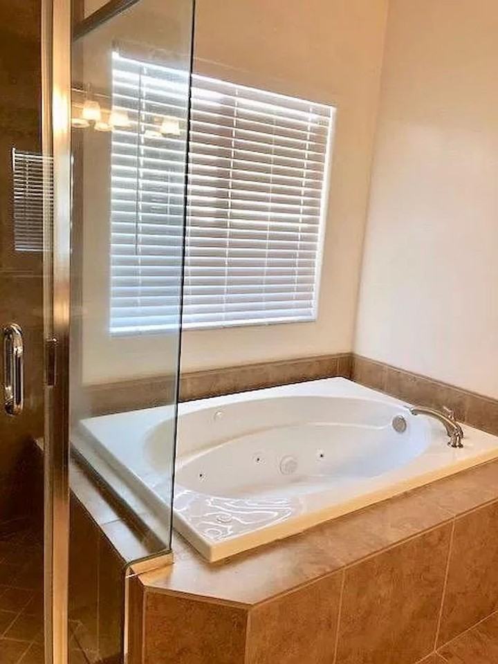 9501 Whitman Ave - Photo 6 of 8