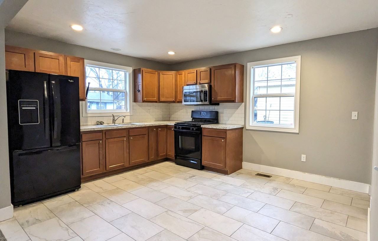 2131 Austin St - Photo 2 of 10