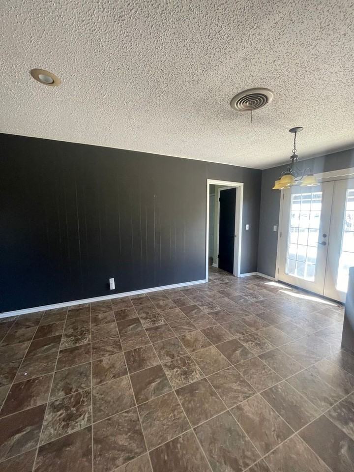 905 S Holley St - Photo 3 of 16