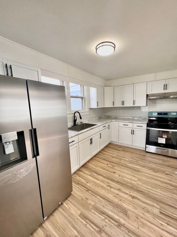 416 Henry St - Photo 3 of 44