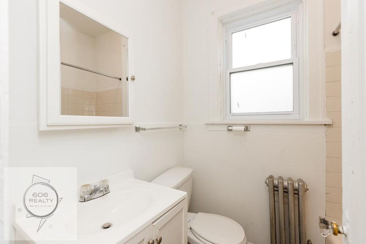 Cozy Forest Park Apts Available! - Photo 4 of 5