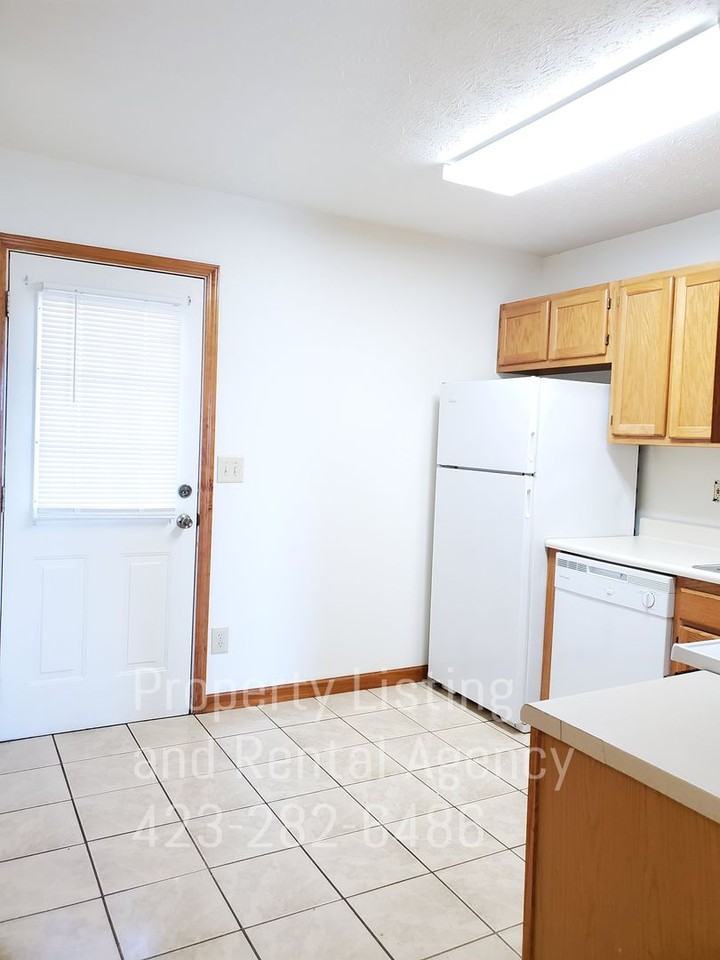 Hughes 121 - Photo 2 of 13