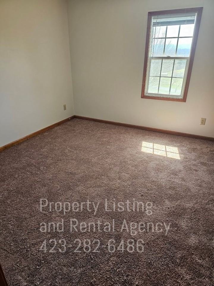 Hughes 121 - Photo 3 of 13