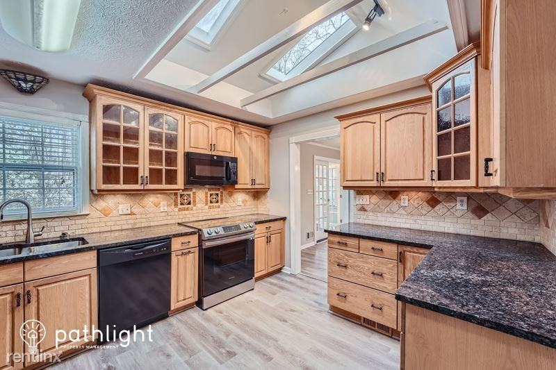 940 Highview Dr Se - Photo 3 of 22