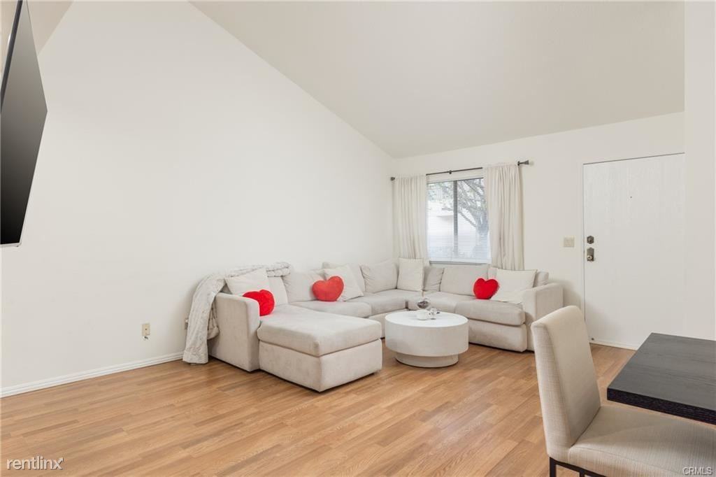 18136 Oxnard St #39 - Photo 3 of 20