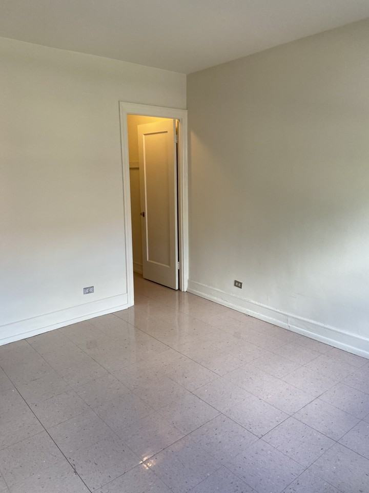 1369 E Hyde Park Blvd #202