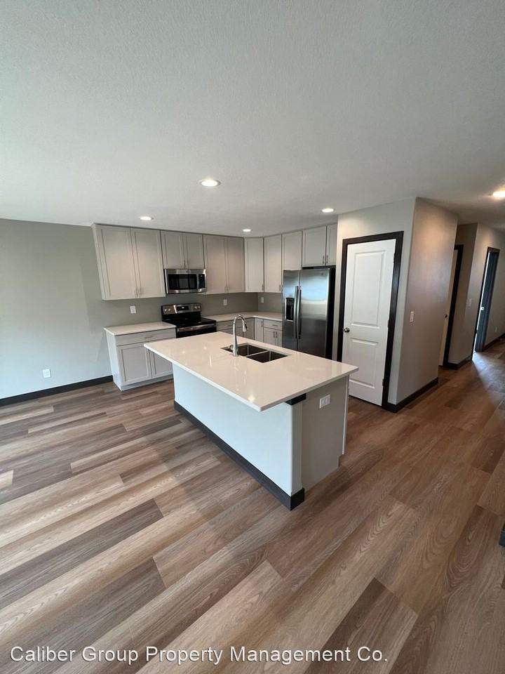 3330 Lincolnshire Rd - Photo 2 of 18