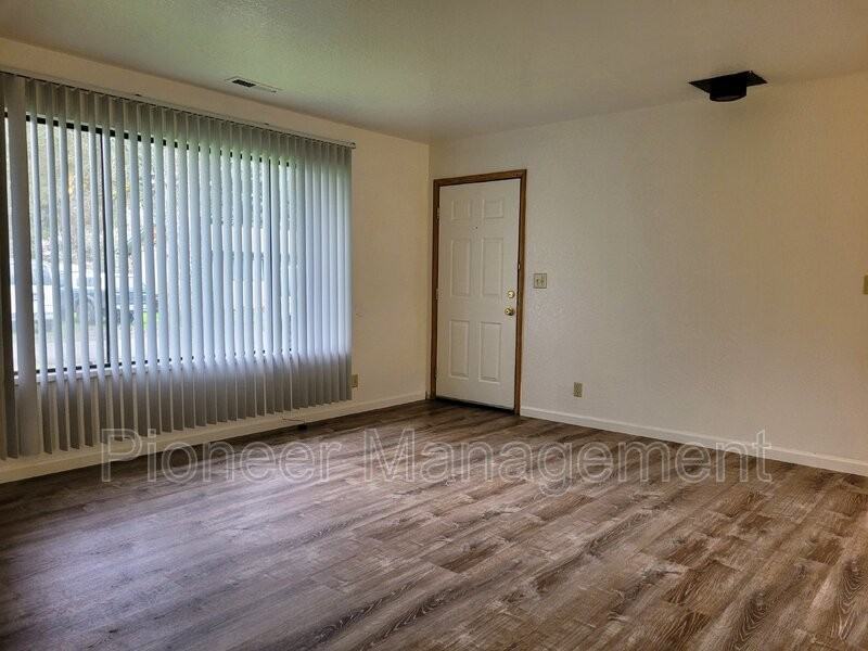 113 Lone Pine Ln - Photo 2 of 12