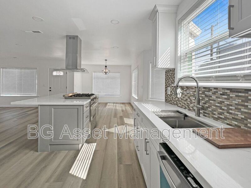 475 Mclaughlin St - Photo 2 of 21