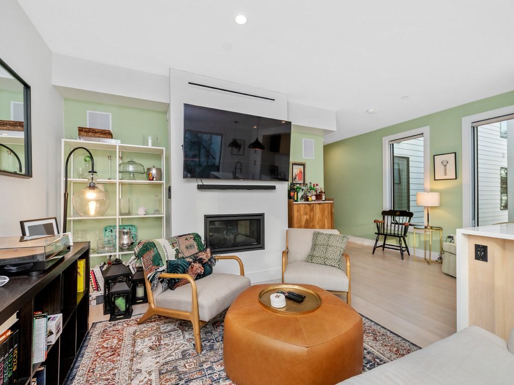 347 Maverick St #7 - Photo 5 of 16