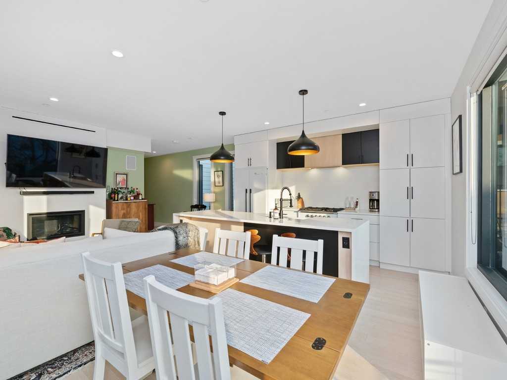 347 Maverick St #7 - Photo 7 of 16