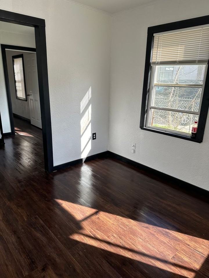 910 1/2 Sw 7th St - Photo 2 of 10