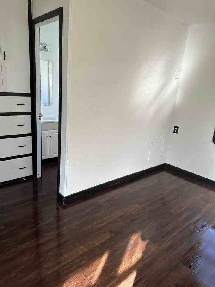 910 1/2 Sw 7th St - Photo 3 of 10