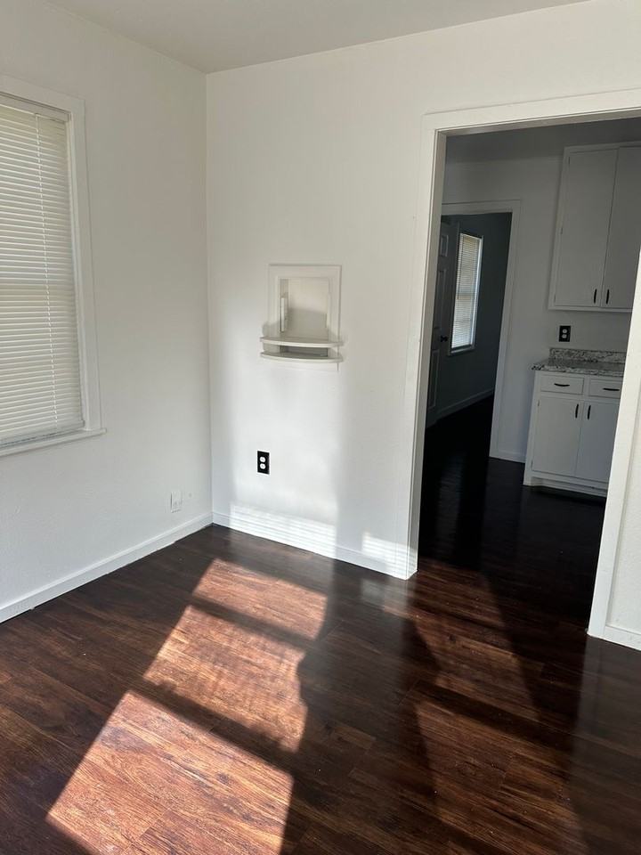 910 Sw 7th St - Photo 2 of 13