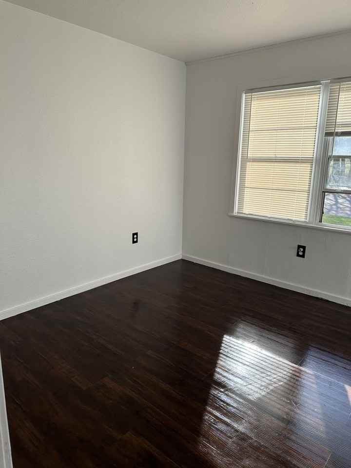 910 Sw 7th St - Photo 3 of 13