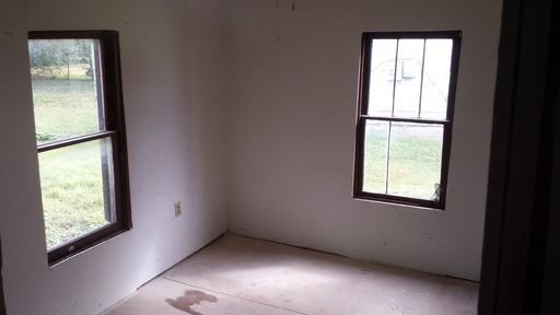 817 Warren St - Photo 3 of 5