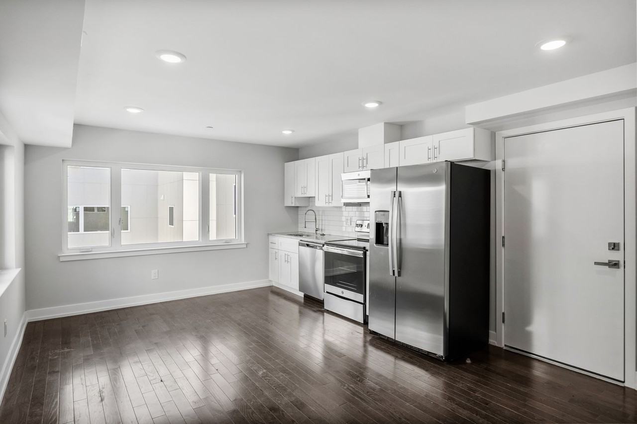 Oxford Court at 1533 - Photo 2 of 4