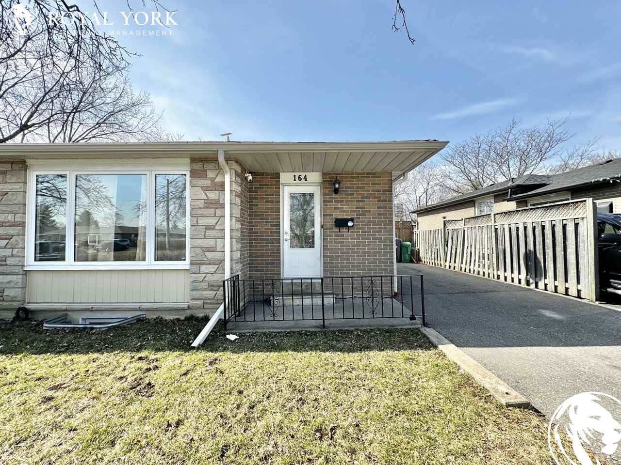 2-164 Earnscliffe Circle, Brampton, Ontario L6T 2B7 - Photo 3 of 25