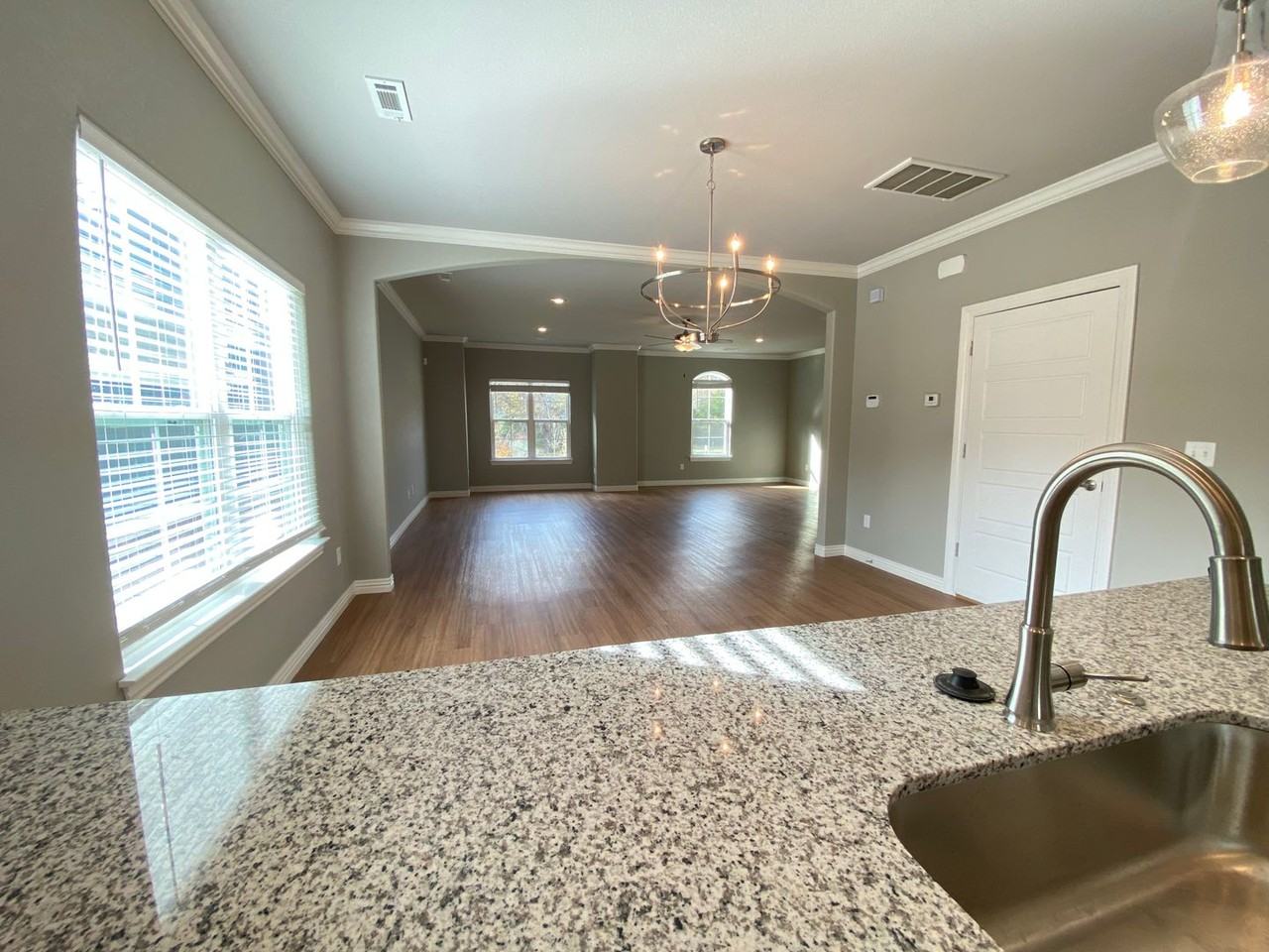 2049 N Penelope Ln - Photo 4 of 16