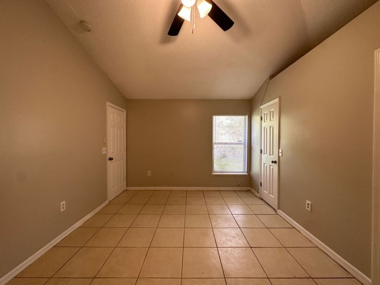 1123 Doncaster Ct - Photo 7 of 24