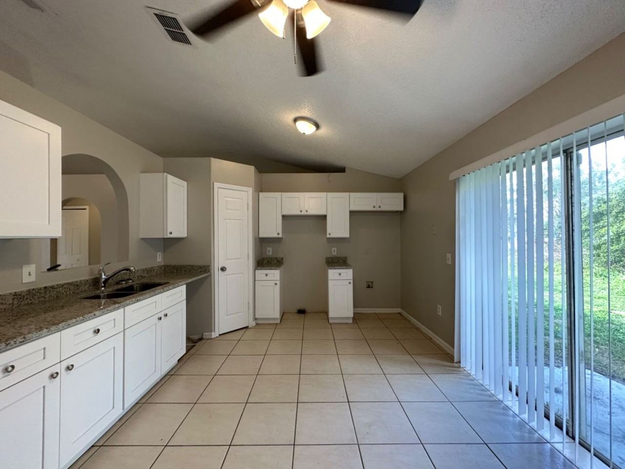 1123 Doncaster Ct - Photo 5 of 24