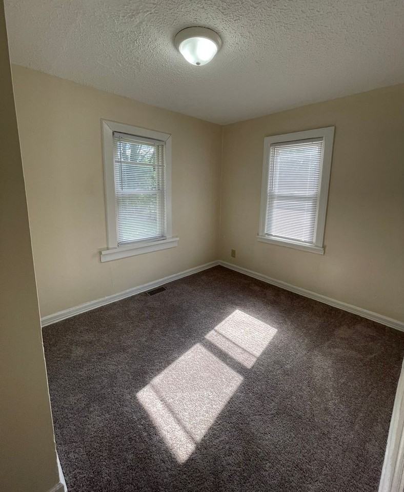 2221 Winton St - Photo 5 of 8