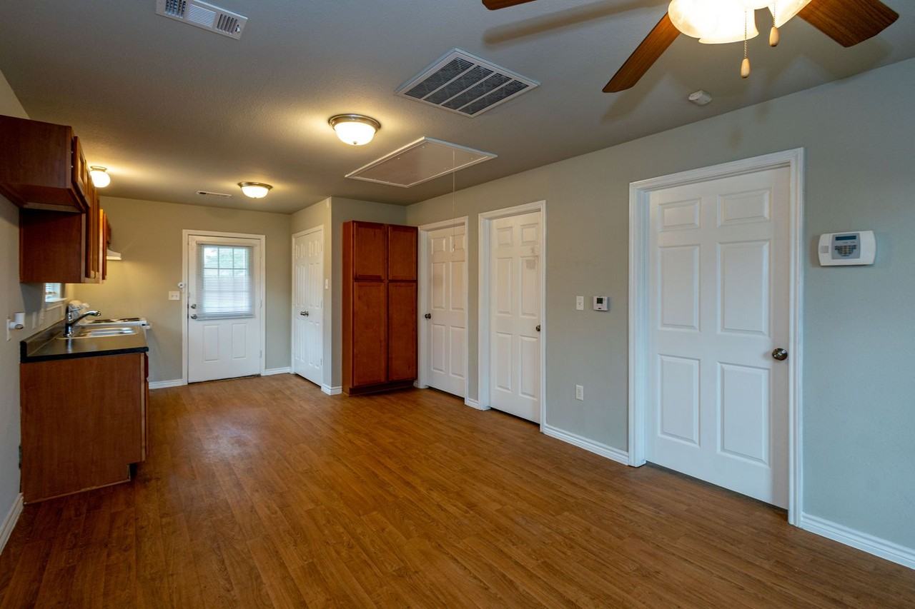 2330 Roberts St - Photo 3 of 23
