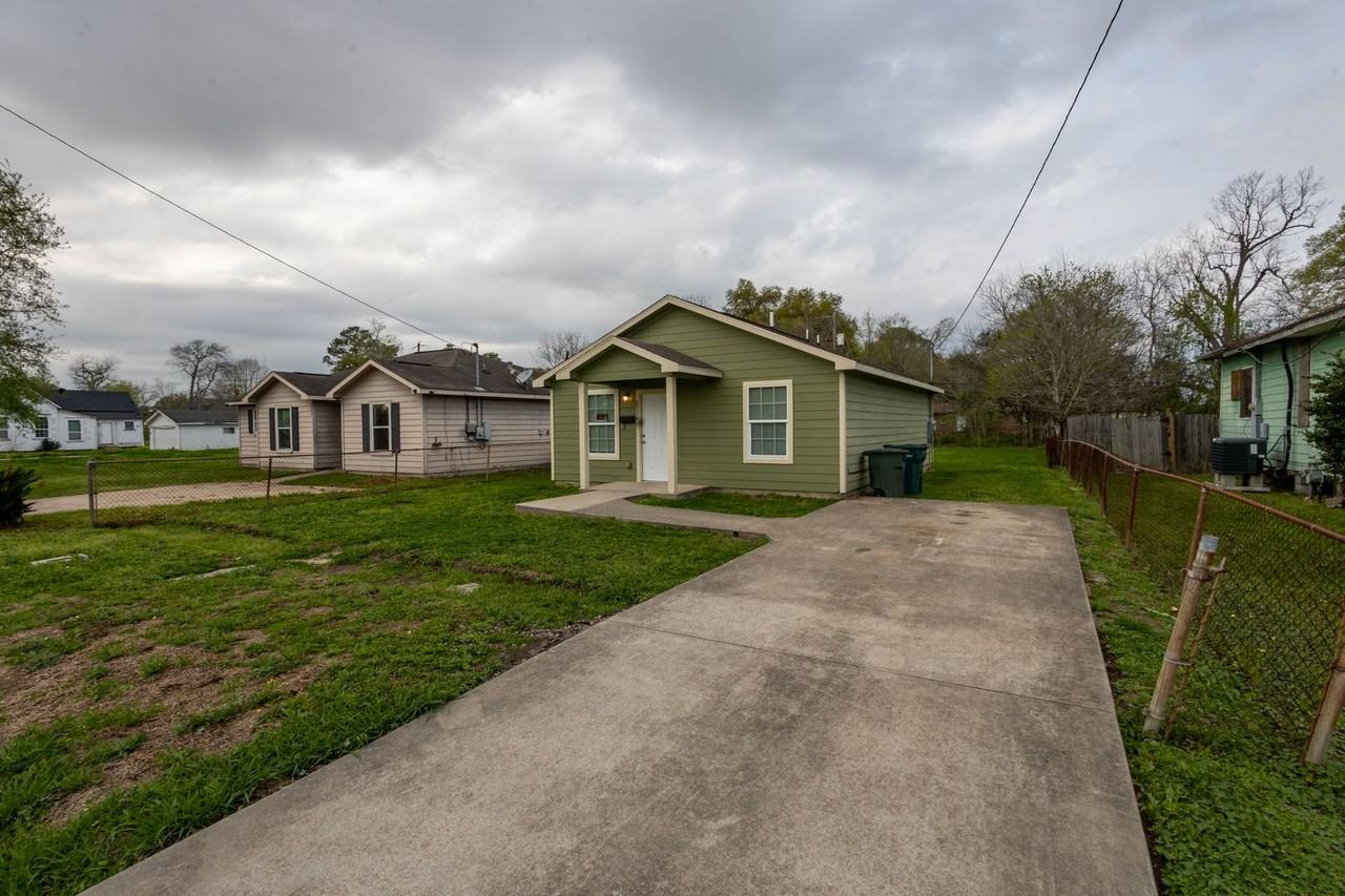 2330 Roberts St - Photo 2 of 23