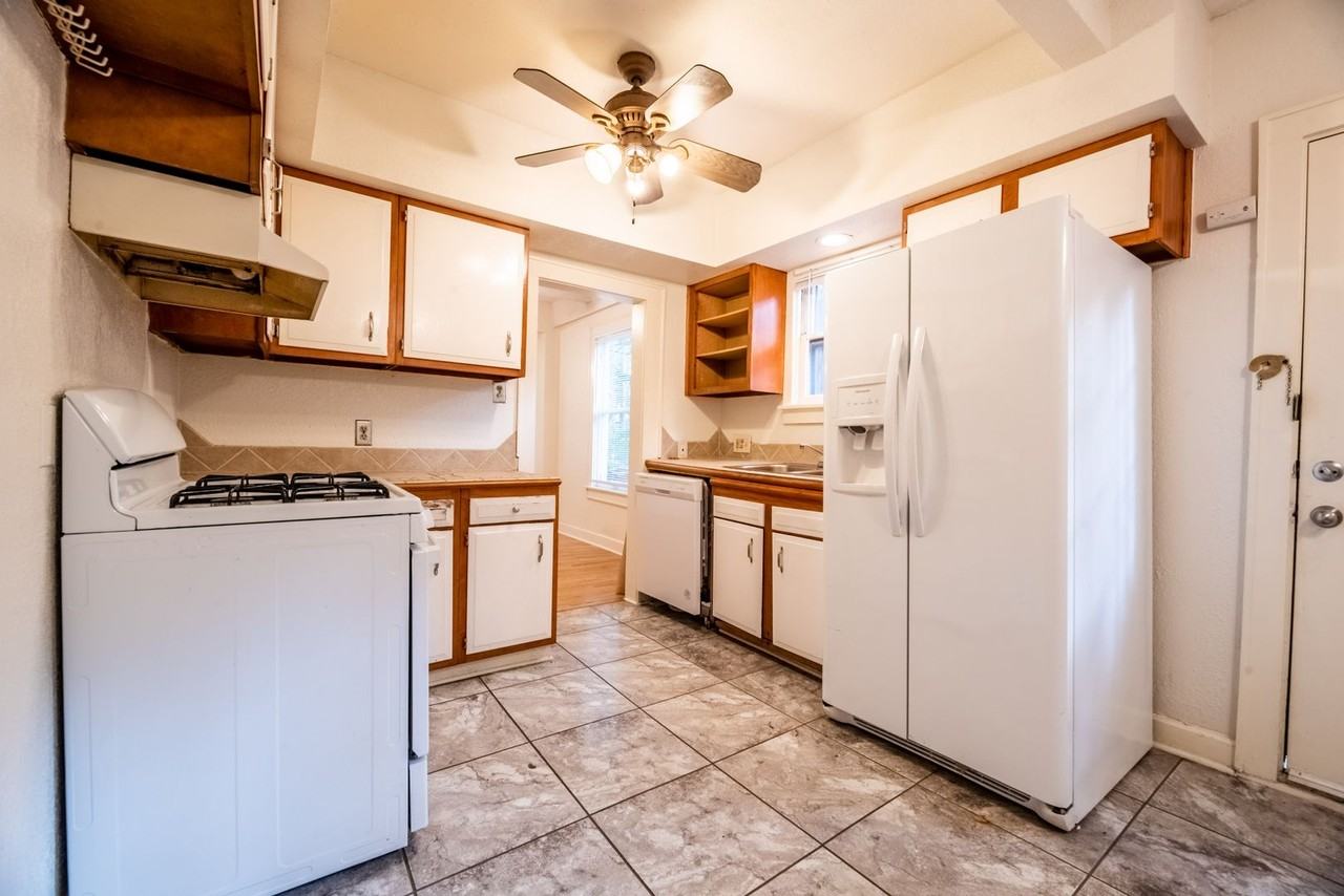 4507 Avenue F - Photo 7 of 19