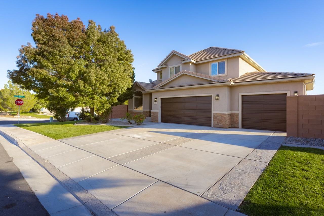 2146 E 2540 S - Photo 3 of 38