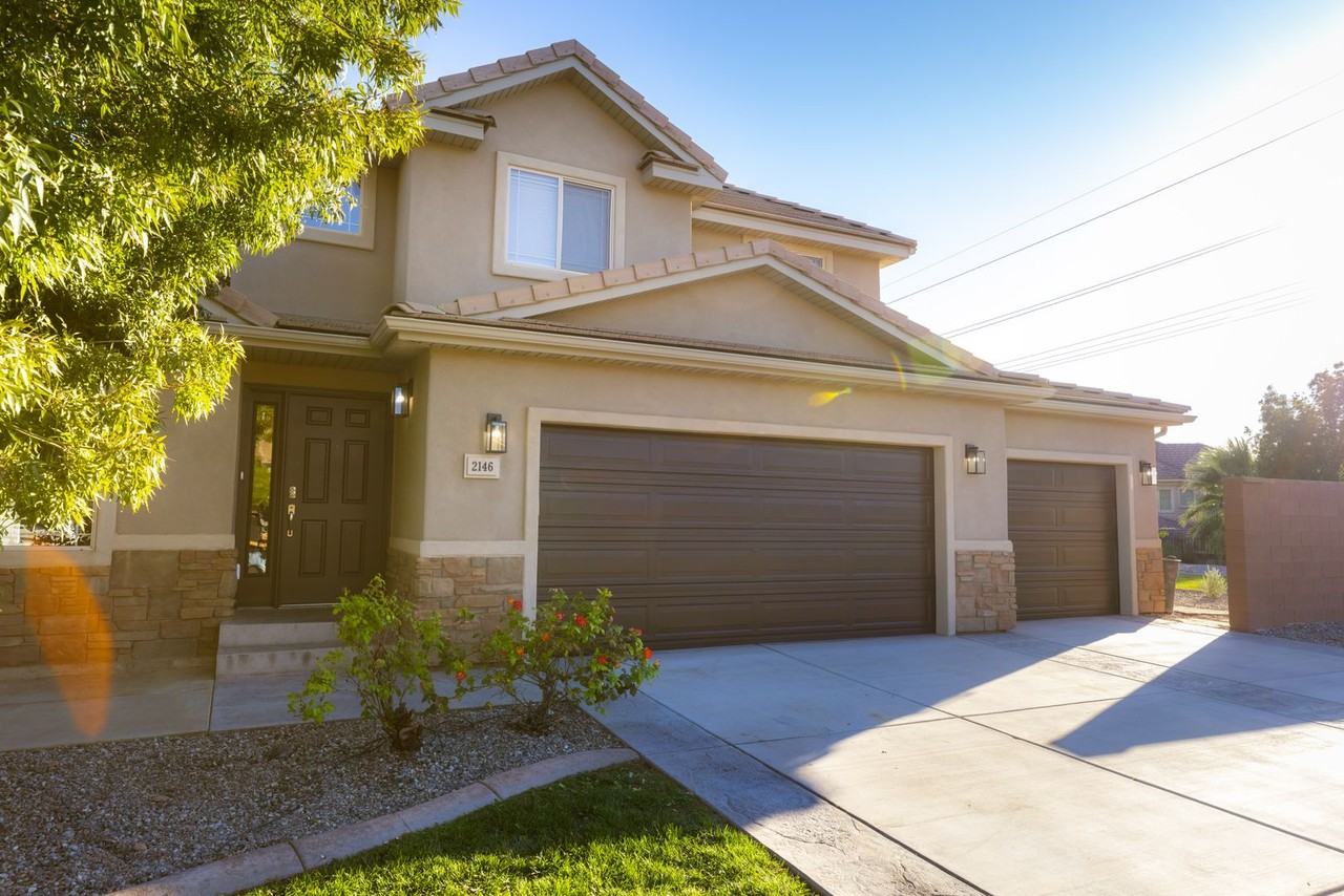 2146 E 2540 S - Photo 4 of 38