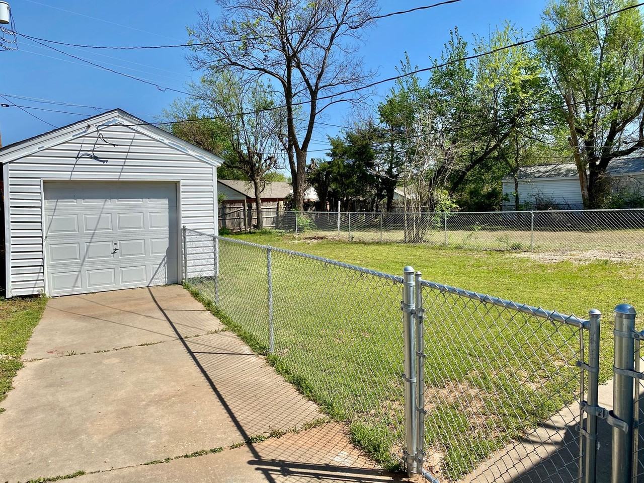 709 E Steed Dr - Photo 4 of 14