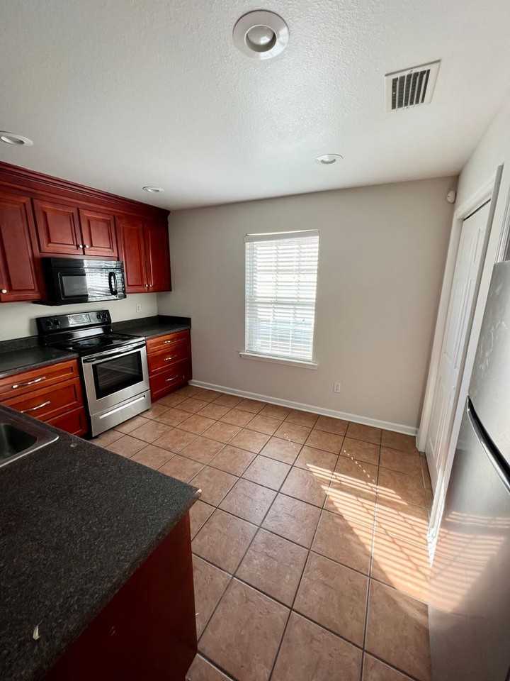4556 Deslin Dr - Photo 6 of 20