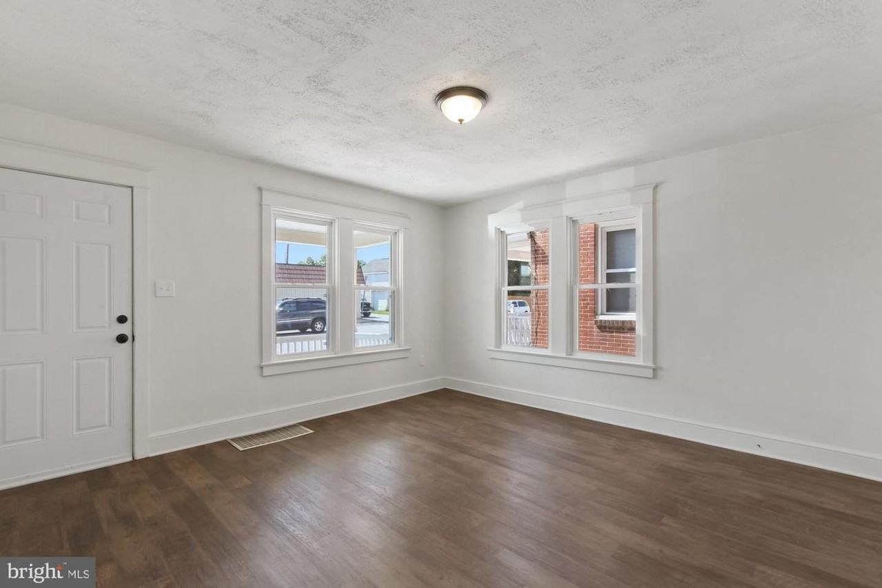 131 S Clinton St - Photo 2 of 23