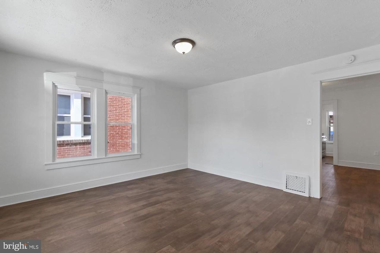 131 S Clinton St - Photo 3 of 23