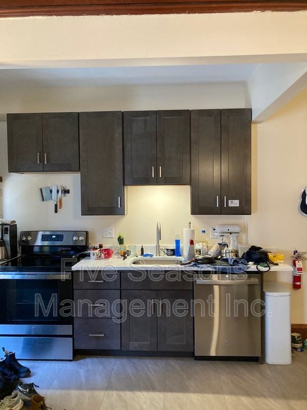 322 Pearl St - Photo 3 of 10