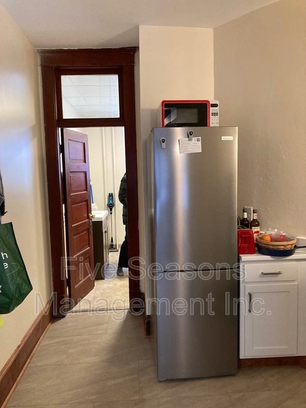 322 Pearl St - Photo 4 of 10