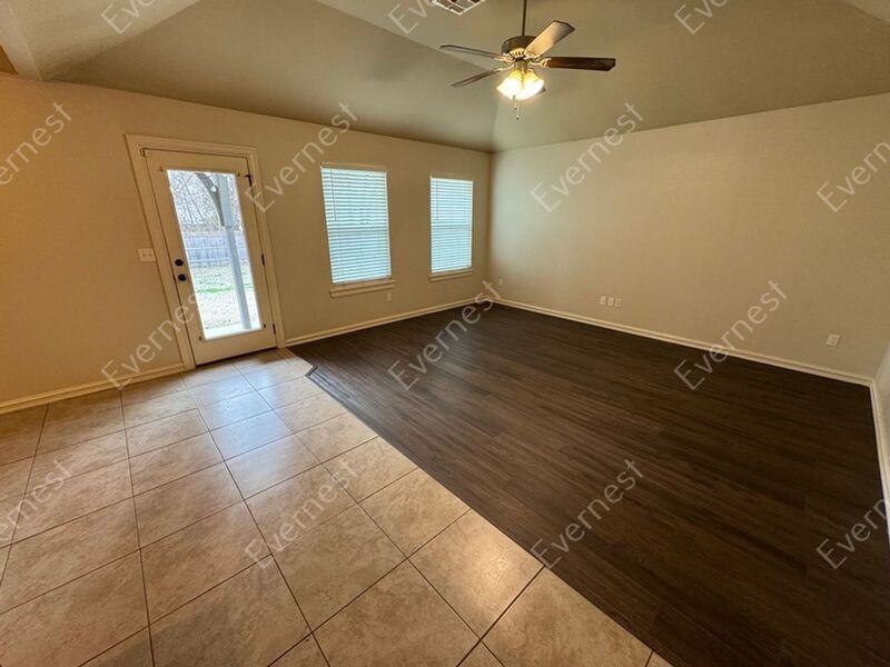 124 N Division St - Photo 2 of 35