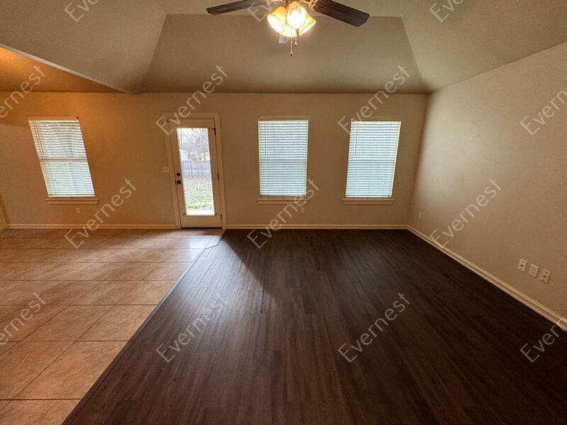 124 N Division St - Photo 3 of 35